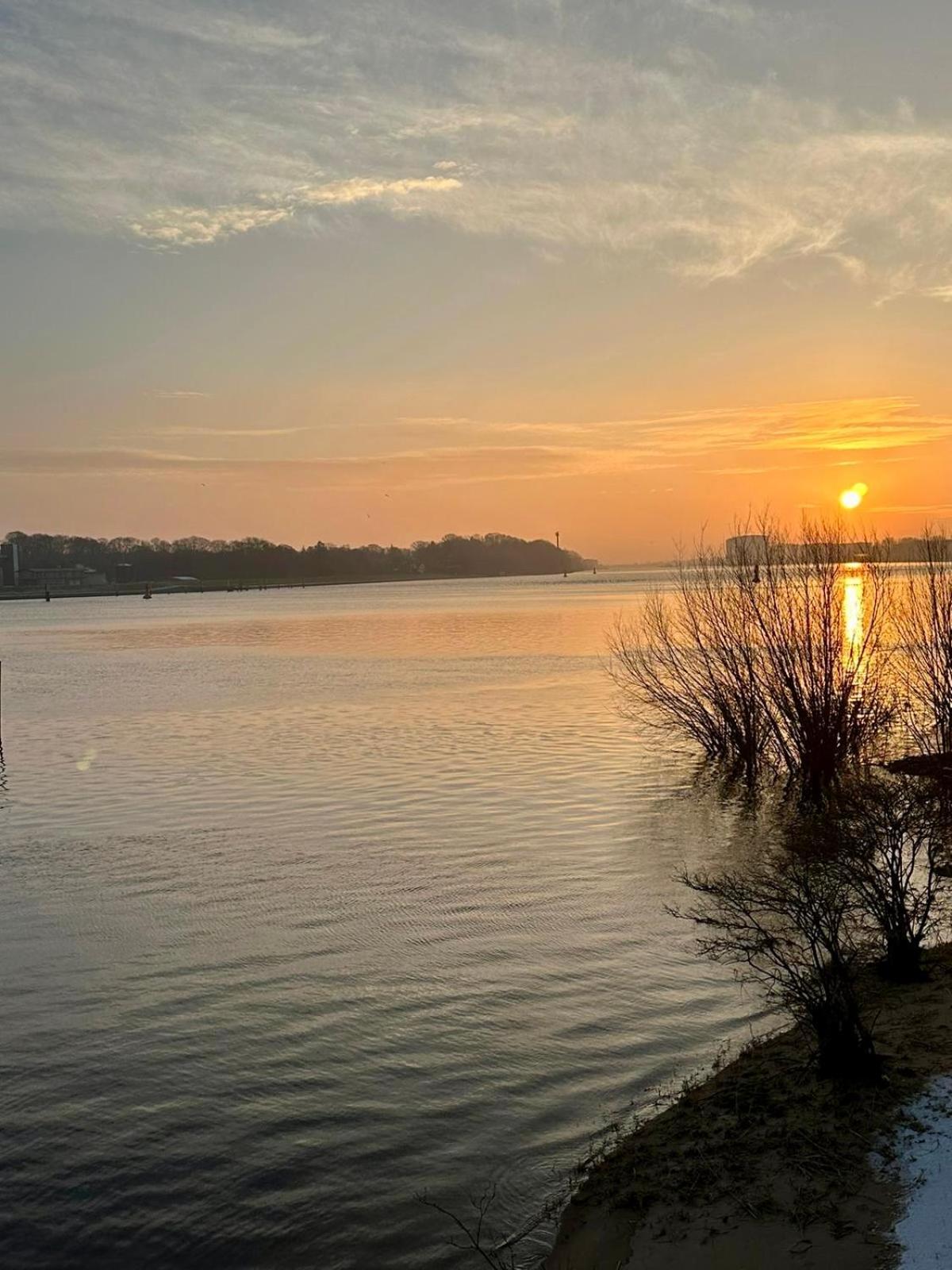 Gaestehaus Weserblick Am Weser-Sandstrand Berne Екстер'єр фото