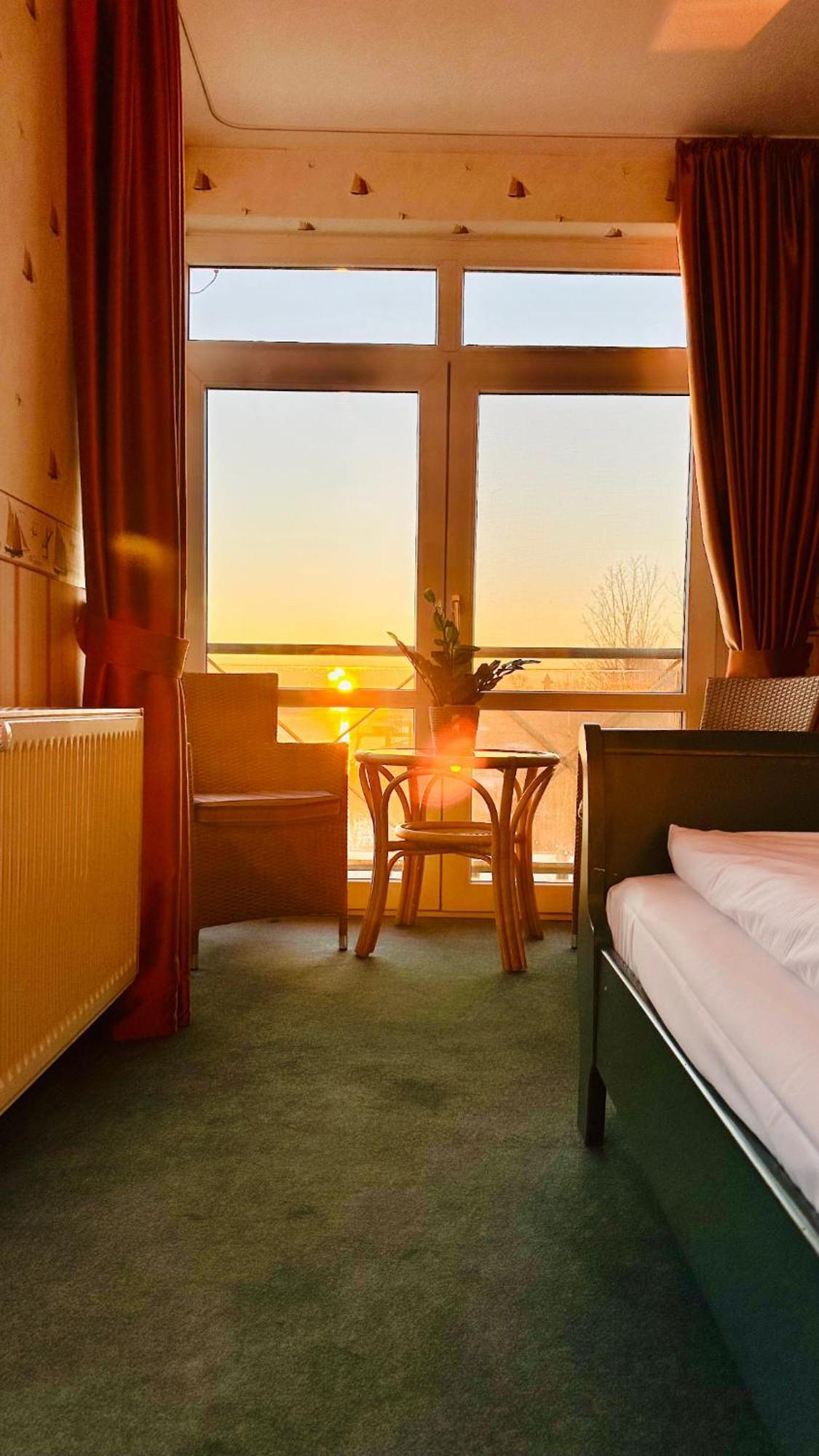 Gaestehaus Weserblick Am Weser-Sandstrand Berne Екстер'єр фото