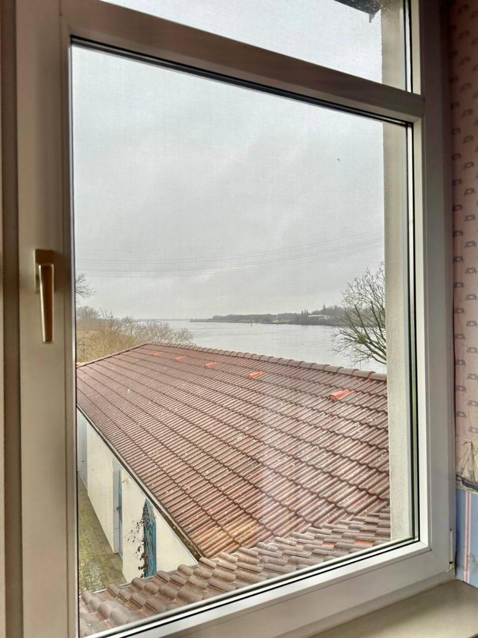 Gaestehaus Weserblick Am Weser-Sandstrand Berne Екстер'єр фото