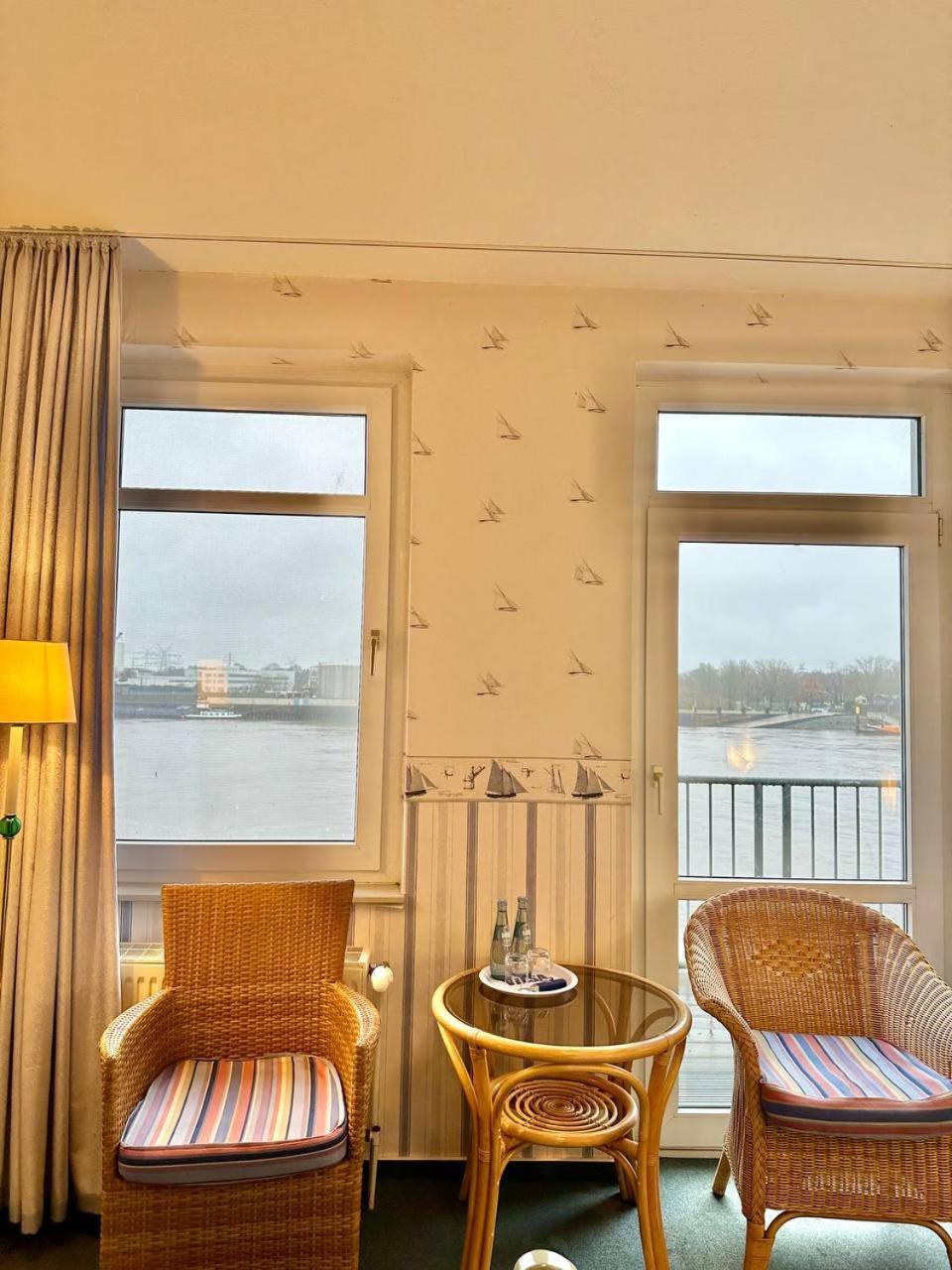 Gaestehaus Weserblick Am Weser-Sandstrand Berne Екстер'єр фото