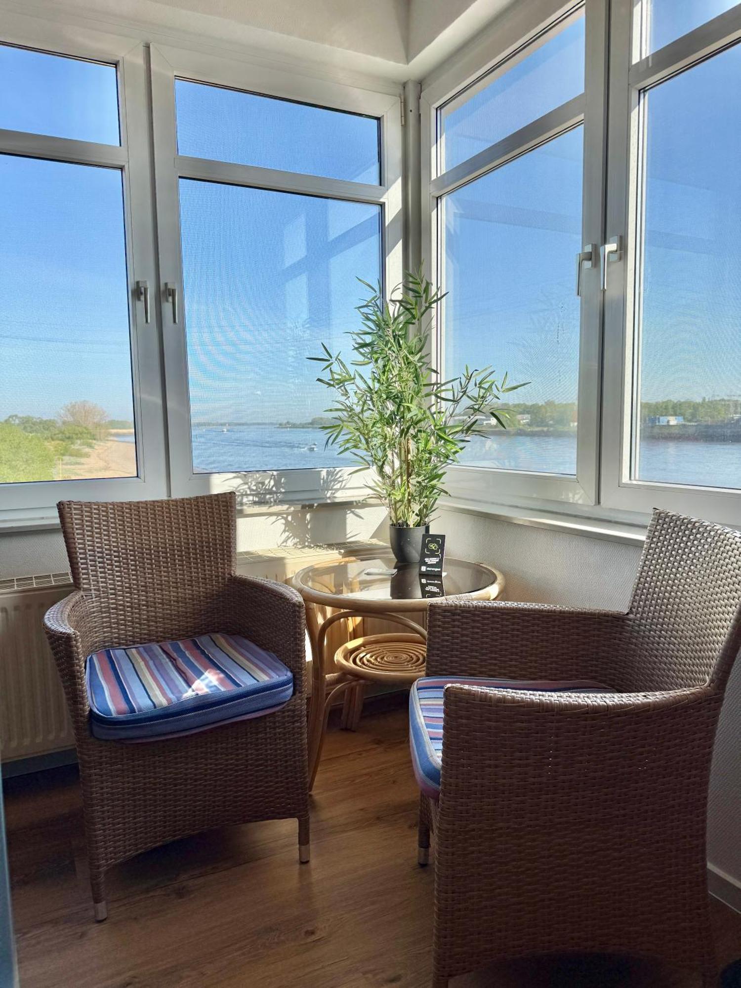 Gaestehaus Weserblick Am Weser-Sandstrand Berne Екстер'єр фото